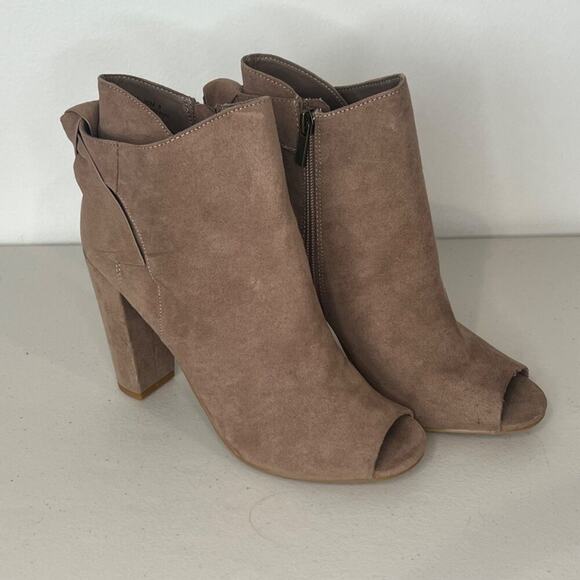 Bamboo Faux Suede Peep Toe Booties With Bow Accent & Zipper Closure, Size 8 - Picture 1 of 5